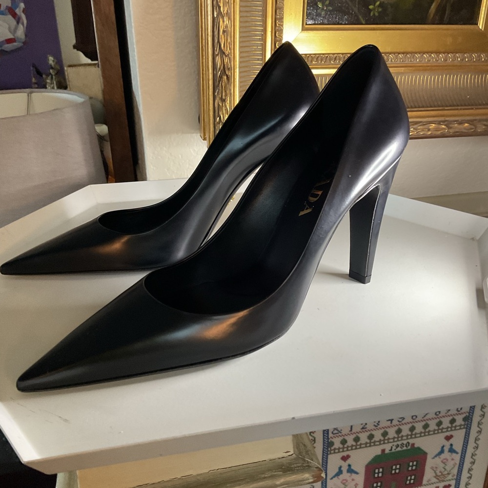 PRADA BRUSHED LEATHER COURT HEELS PUMPS BLACK SIZE 7.5 NWOT - Picture 7 of 16
